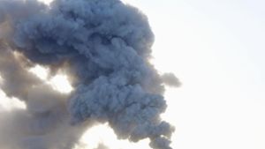 Der Shinmoe spuckt Asche und Rauch Foto: dpa