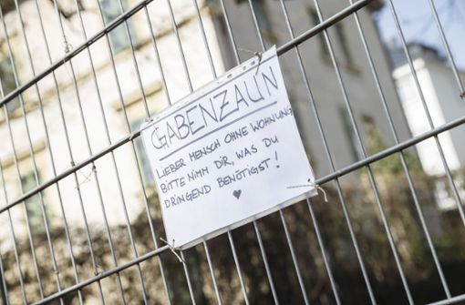 In Stuttgart gibt es inzwischen mindestens vier Gabenzäune, an denen Sachspenden für Obdachlose aufgehängt werden. Foto: Lichtgut/Julian Rettig