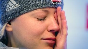 Mit Tränen in den Augen erklärt die Deutsche Miriam Gössner, dass sie verletzungsbedingt nicht an den Olympischen Winterspielen in Sotschi teilnehmen kann. Foto: dpa