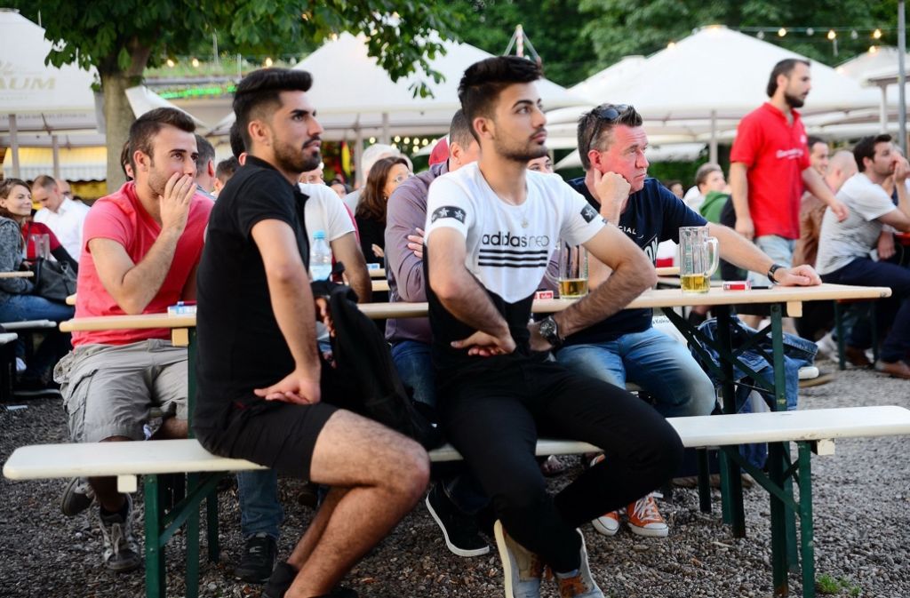 Gebannter Blick auf das Spiel: Im Stuttgarter Schlossgarten haben sich Fans der portugiesischen Nationalmannschaft zum Public Viewing versammelt.