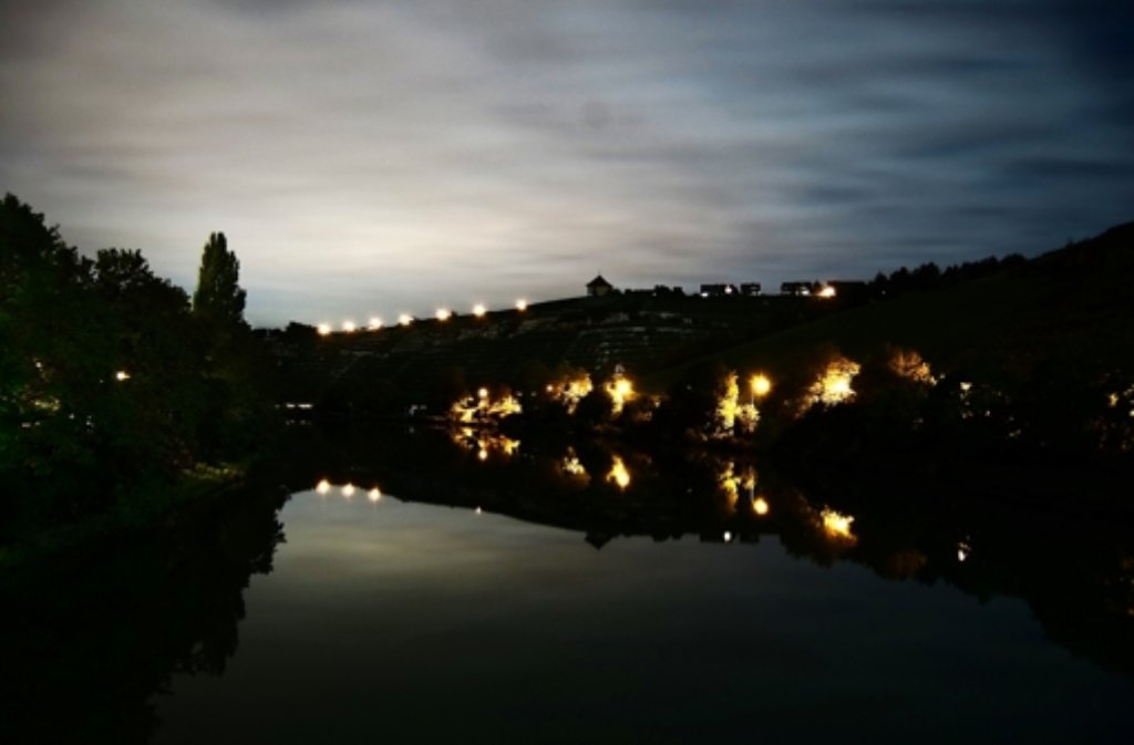 Wenn es Nacht wird in Stuttgart: Lichter einer Stadt leuchten im Fotobuch „Die im Dunklen  sieht man doch“. Klicken Sie sich durch die Bildergalerie.