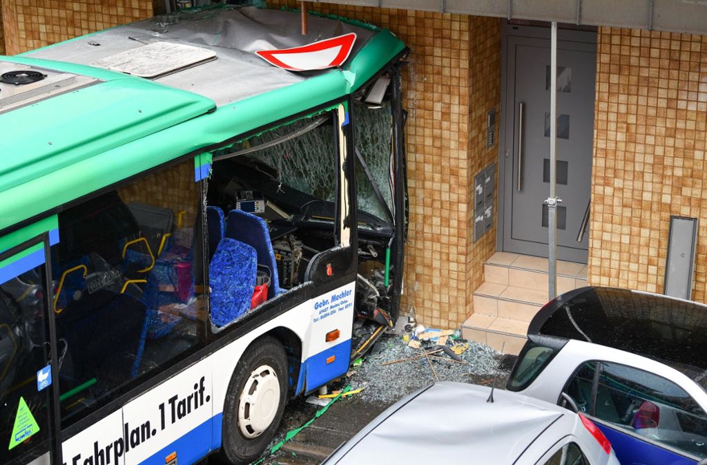 Der Bus mit den Schulkindern prallt frontal auf die Wand eines Elektrogeschäftes in Eberbach.