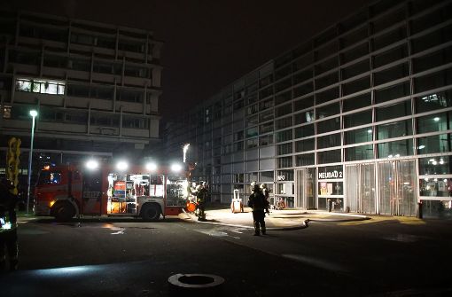 Die Feuerwehr wurde durch die Brandmelder der Kunstakademie um 21.30 Uhr alarmiert. Foto: SDMG