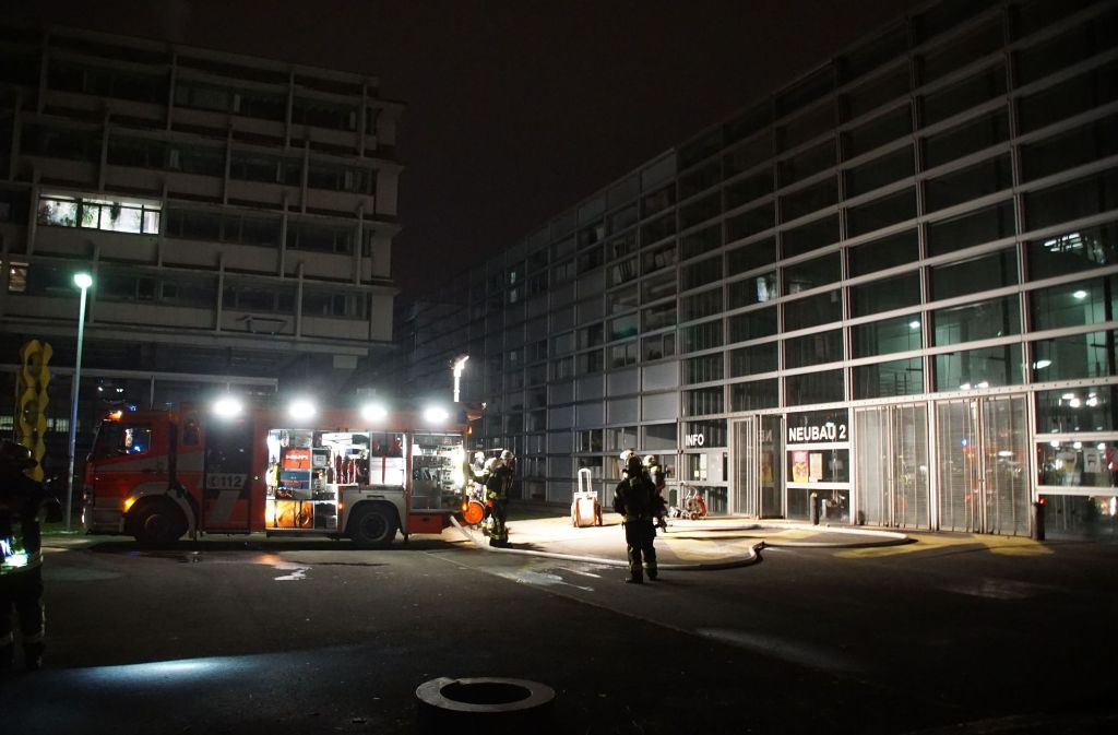 Die Feuerwehr wurde durch die Brandmelder der Kunstakademie um 21.30 Uhr alarmiert.