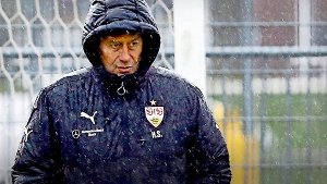 Verliert der VfB Stuttgart das Spiel am Freitag gegen die Hertha, könnte Trainer Huub Stevens ganz schön im Regen stehen. Von Schicksalsspiel will der allerdings nichts wissen. Foto: Pressefoto Baumann