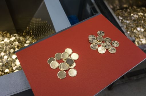 Vorher – nachher: Aus goldglänzenden Rohlingen entstehen in den Staatlichen Münzen Stuttgart Geldstücke. Foto: Lichtgut/Max Kovalenko