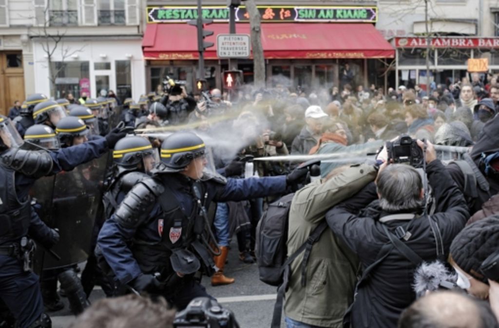 Polizisten und Demonstranten geraten in Paris aneinander.