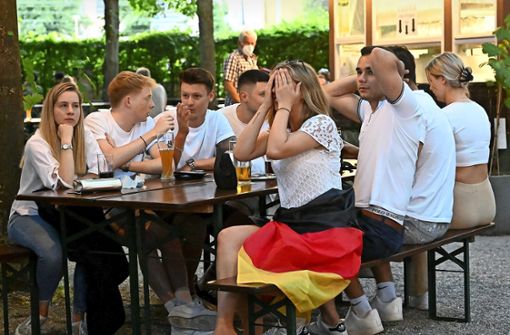 Zum Haareraufen: Die Fans verfolgen die DFB-Niederlage im Kornwestheimer Hirschgarten. Foto: Peter Mann