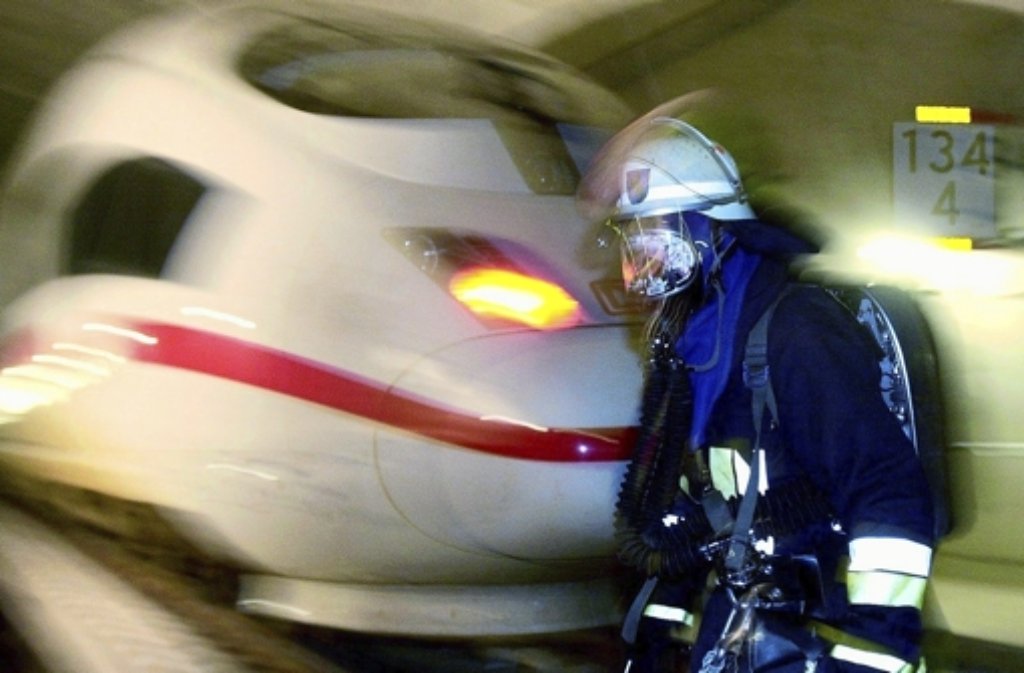 Feuer im Tunnel (wie hier 2001 bei einer Übung), Bahnhöfen oder Zügen sind für die Feuerwehr eine Herausforderung. Kritik der Retter am Brandschutz von Stuttgart 21 weist die Bahn aber zurück. Foto: dpa