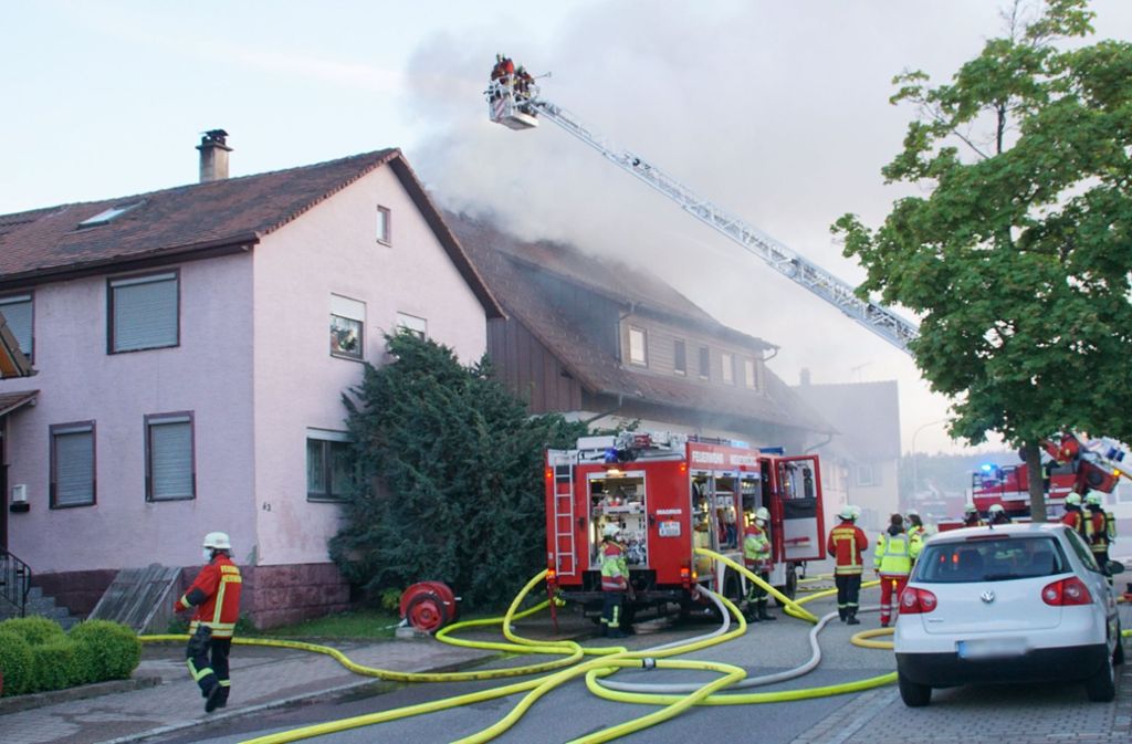 Im Neuenbürger Ortsteil Dennach brach am Donnerstagabend ein Feuer aus.