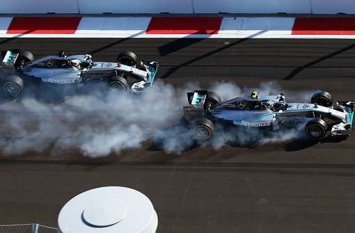Verzockt: Nico Rosberg (re.) zieht an Lewis Hamilton vorbei, steigt dann aber in die Eisen, bis die Reifen qualmen Foto: Getty
