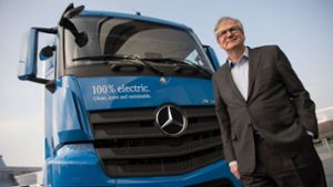Daimler-Vorstand Martin Daum mit einem vollelektrischen Lastwagen Foto: dpa/Marijan Murat