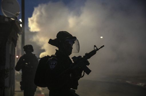 In der zentralisraelischen Stadt Lod sind israelische Sicherheitskräfte im Einsatz. Foto: dpa/Heidi Levine