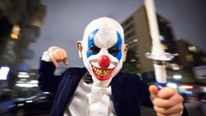Halloween rief im Südwesten auch bedrohliche Clowns auf den Plan. Manche waren sogar mit Stangen, Messern und Scheren bewaffnet unterwegs (Symbolbild). Foto: dpa