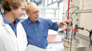 Prof. Dr. Werner Hofacker, Direktor des Instituts für Thermo- und Fluiddynamik, mit einem Studenten der Umwelt- und Verfahrenstechnik im Labor. Foto: HTWG