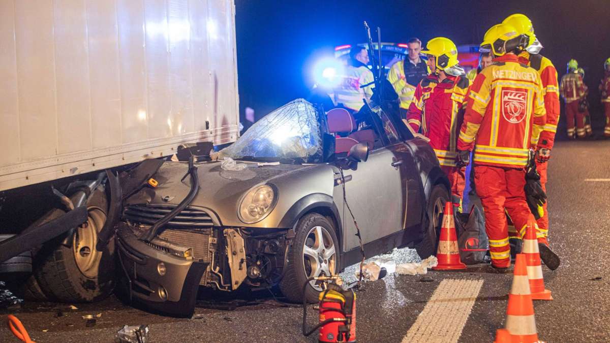 Unfall auf B 28 bei Metzingen: Autofahrer übersieht Lastwagen – 18-jähriger Beifahrer stirbt