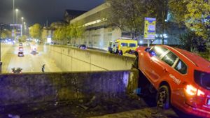 Bei einem Unfall am Freitagabend ist ein 18-Jähriger mit einem Stadtmobil-Opel am Gebhard-Müller-Platz auf die Brüstung über dem B14-Tunnel geschanzt und dort hängen geblieben. Foto: www.7aktuell.de | Oskar Eyb