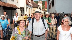 Winfried Kretschmann und seine Frau Gerlinde haben in Mosbach ihre Wandertour durch das Land gestartet. Foto: dpa