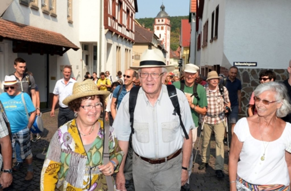 Winfried Kretschmann und seine Frau Gerlinde haben in Mosbach ihre Wandertour durch das Land gestartet.