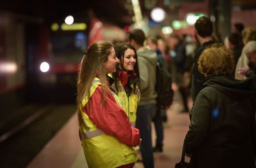Mitarbeiter der Bahn sollen am Bahnhof Bad Cannstatt und auf den Bahnsteigen für die Orientierung und die Sicherheit der Fahrgäste sorgen. (Archivfoto) Foto: Lichtgut/Max Kovalenko