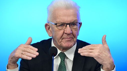 Winfried Kretschmann (Bündnis 90/Die Grünen), Ministerpräsident von Baden-Württemberg, fordert eine rechtssichere Bezahlkarte für Flüchtlinge. Foto: dpa/Bernd Weißbrod