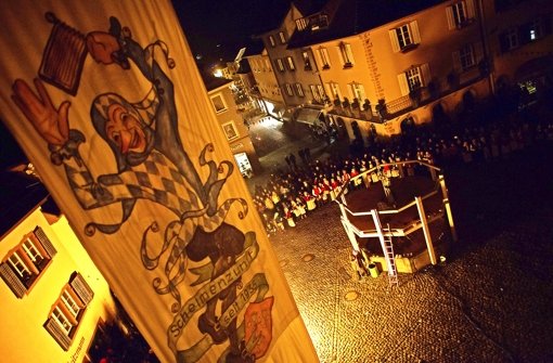 Am Fastnachtsdienstag wird die Fasnet in Staufen auf dem Marktplatz um Mitternacht verabschiedet. Foto: Philipp von Ditfurth