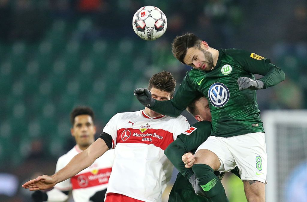 Mario Gomez im Duell mit zwei Wolfsburgern: Der VfB Stuttgart ist gegen den VfL zu ungefährlich.
