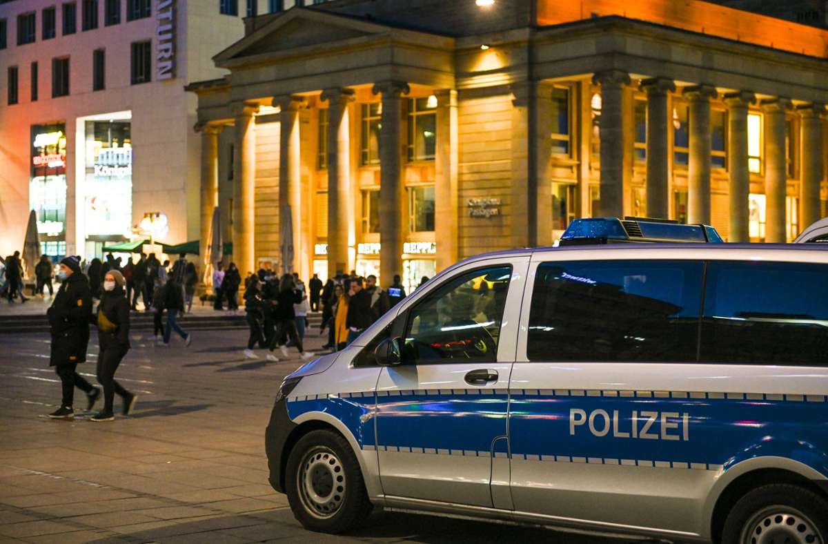 Mann entblößte sich auf der Königstraße und wurde umgehend verhaftet. (Symbolbild) Foto: LICHTGUT/Leif Piechowski
