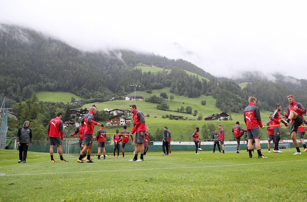 Bei nur elf Grad und Nieselregen trainierte der VfB an diesem Mittwochvormittag.