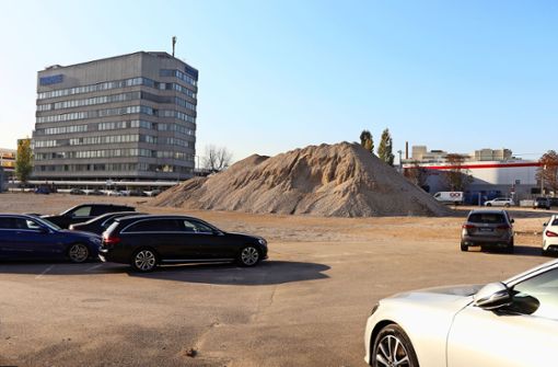 Das Gelände an der Heilbronner Straße in Feuerbach   nutzt Daimler derzeit nur  als Abstellfläche für Autos. Ursprünglich war dort eine neue Niederlassung des Autobauers geplant. Foto: Georg Friedel