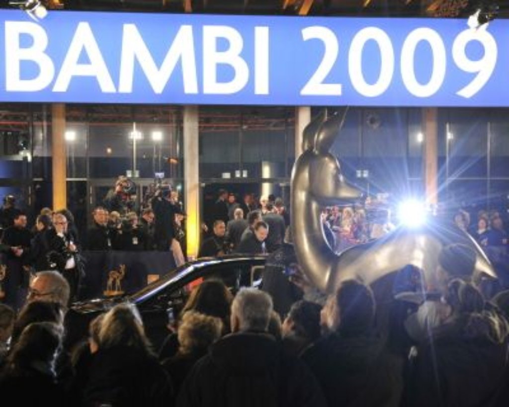 Zuschauer und Medien beobachten vor der Verleihung des Bambi 2009 die Ankunft der Gäste.