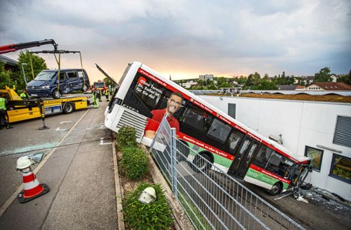 Der Bus knallte durch den Zaun und schanzte über die Brüstung in den Aldi. Foto: 7aktuell.de/