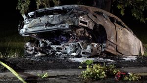 Auto fängt nach Unfall Feuer – zwei Menschen sterben