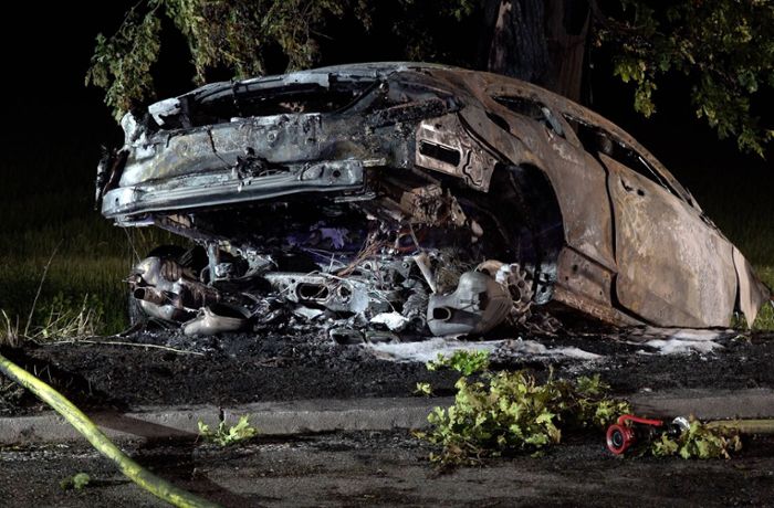 B10 bei Mühlacker: Auto fängt nach Unfall Feuer – zwei Menschen sterben