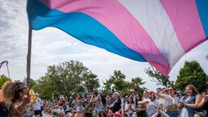 Eine Person schwenkt die trans Pride Flagge – für viele Menschen bedeutet das Gesetz eine Erleichterung (Archivbild). Foto: Imago/ZUMA Press/Ethan Cairns