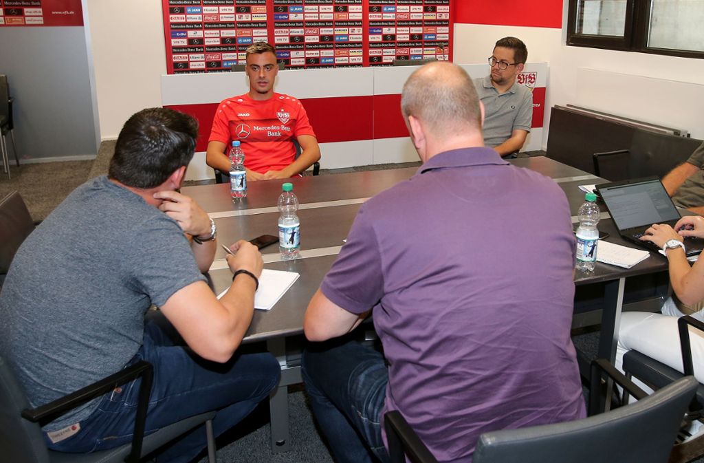 Journalisten sprechen mit dem Neuzugang nach dessen Vorstellung beim VfB.