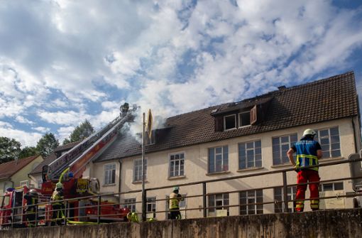 Der Dachstuhl in dem Gebäude brannte. Die Feuerwehr war mit zwölf Fahrzeugen und 44 Leuten im Einsatz. Foto: Oliver Bürkle