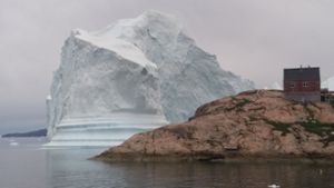 Riesen-Eisberg bedroht Dorf in Grönland