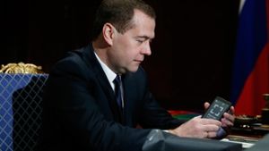 Der russische Regierungschef Dimitri Medwedew findet deutliche Worte, falls westliche oder arabische Streitkräfte nach Syrien Bodentruppen entsenden. Foto: Archiv/dpa