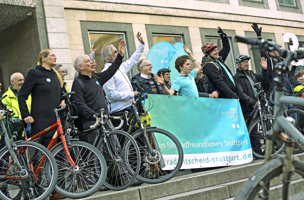 Vor Beginn der Sitzung demonstrieren die Radfahrer noch einmal vor dem Rathaus für ihr Anliegen. Foto: Lichtgut/Leif Piechowski