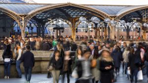 Passanten am Kölner Hauptbahnhof: einer neuen Prognose zufolge könnte das Bevölkerungswachstum eher abnehmen als angenommen. Foto: imago images/Future Image/imago stock&people via www.imago-images.de