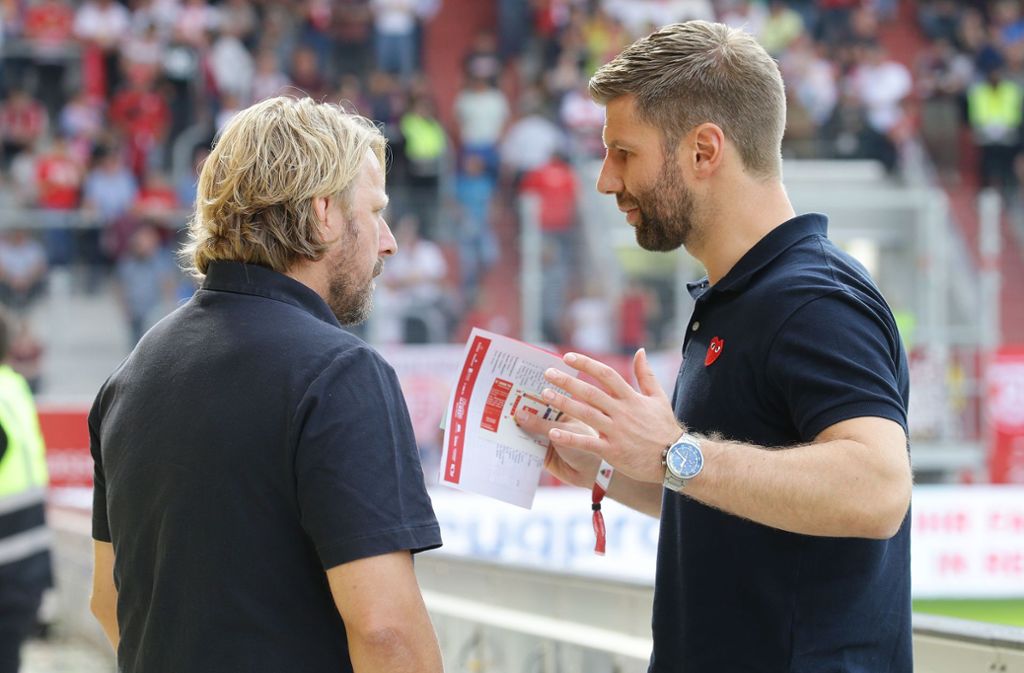 Sportdirektor Sven Mislintat (links) weiß, dass es im Spiel des VfB Stuttgart noch Luft nach oben gibt.