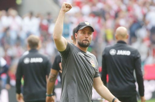 VfB-Trainer Sebastian Hoeneß freut sich über den Sieg in Köln. Foto: Pressefoto Baumann/Hansjürgen Britsch