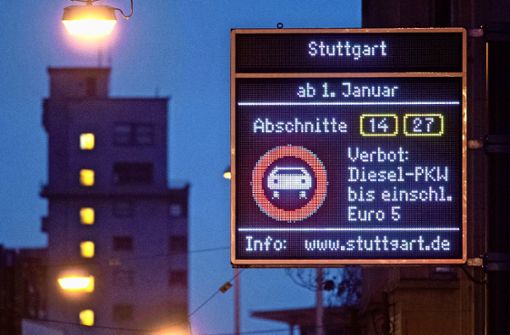 Immer wieder kommt es zu neuen Einschränkungen für Autofahrer in Stuttgart. Ein Ende ist noch nicht in Sicht. Foto: dpa/Marijan Murat