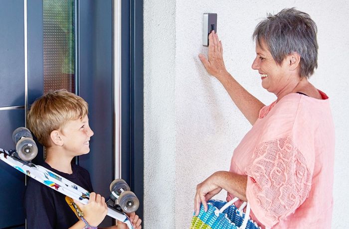 Mittels Fingerprint kann man die Haustür einfach und komfortabel mit dem Finger öffnen. Man profitiert von einem sicheren und schlüssellosen Zutritt zum eigenen Haus. Dies erleichtert viele Alltagssituationen, wie etwa den wöchentlichen Einkauf oder Sport im Freien.