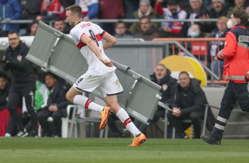 Sasa Kalajdiz eilte mit der Trage zu dem verletzten  Bielefelder Fabian Klos. Foto: dpa/Friso Gentsch