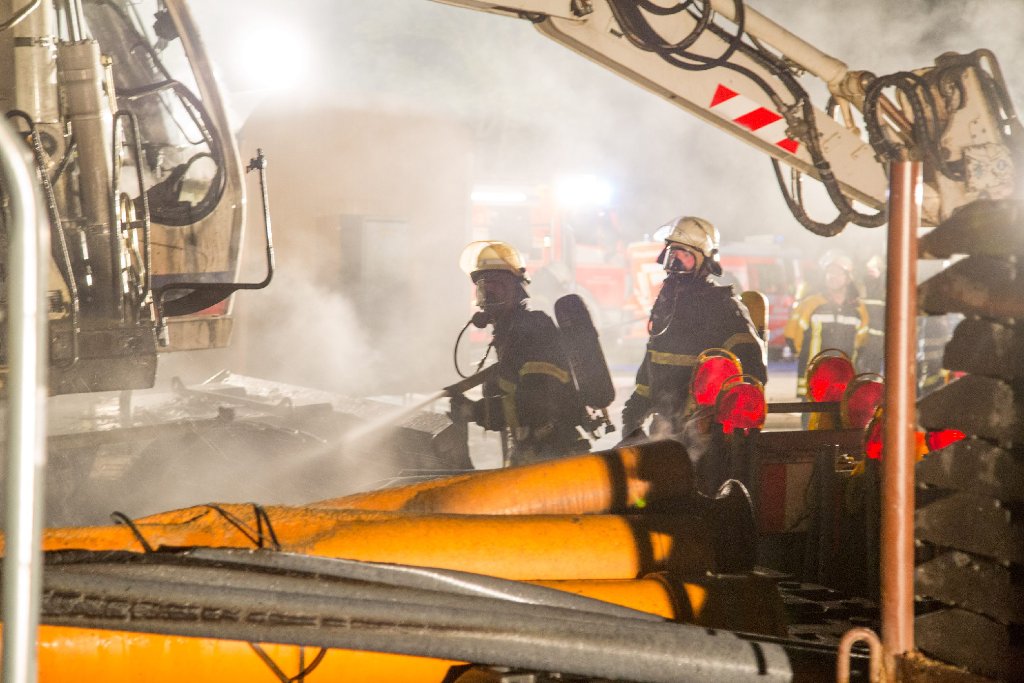 Zwei Bagger sind bei einem Brand in Sindelfingen komplett abgebrannt. Es entstand Sachschaden in Höhe von rund 300.000 Euro.