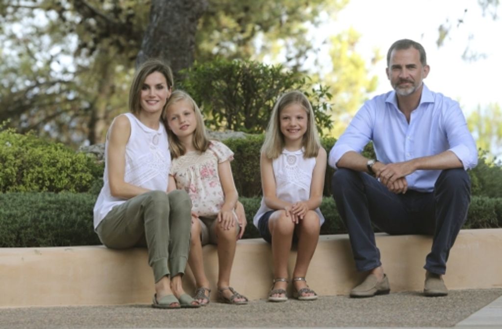 Die spanische Königsfamilie macht Urlaub auf Mallorca und hat die Presse zum Fototermin gebeten: Königin Letizia, ihr Mann Felipe und die Töchter Leonor (zweite von links) und Sofia erholen sich im Mariventpalast. Foto: dpa