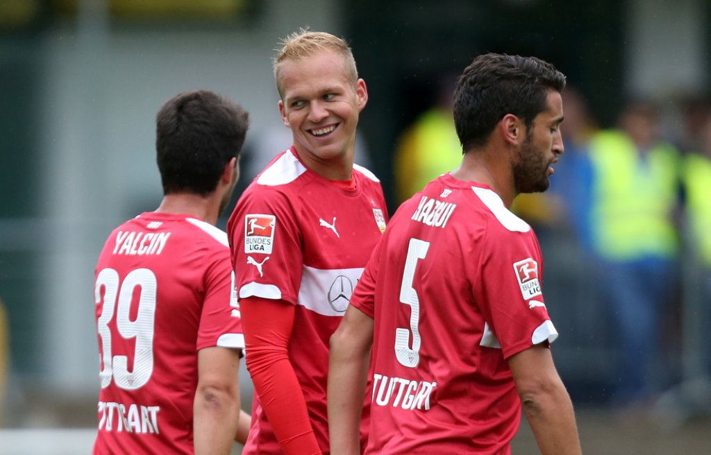 Raphael Holzhauser (Mitte) freut sich mit seinen Kollegen Robin Yalcin und Karim Haggui (rechts) über seinen Doppelpack im VfB-Testspiel.