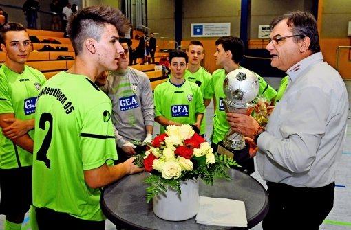 Günther Pakai, Fußball-Abteilungsleiter des TSV Leinfelden und Organisator des Mitternachtsturniers überreicht den siegreichen U19-Kickern des SSV Reutlingen den Wanderpokal. Foto: Günter Bergmann